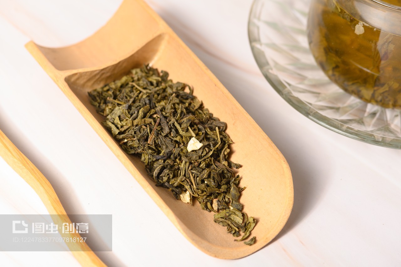 静置的芬芳 桌面瓷盘中的茉莉绿茶